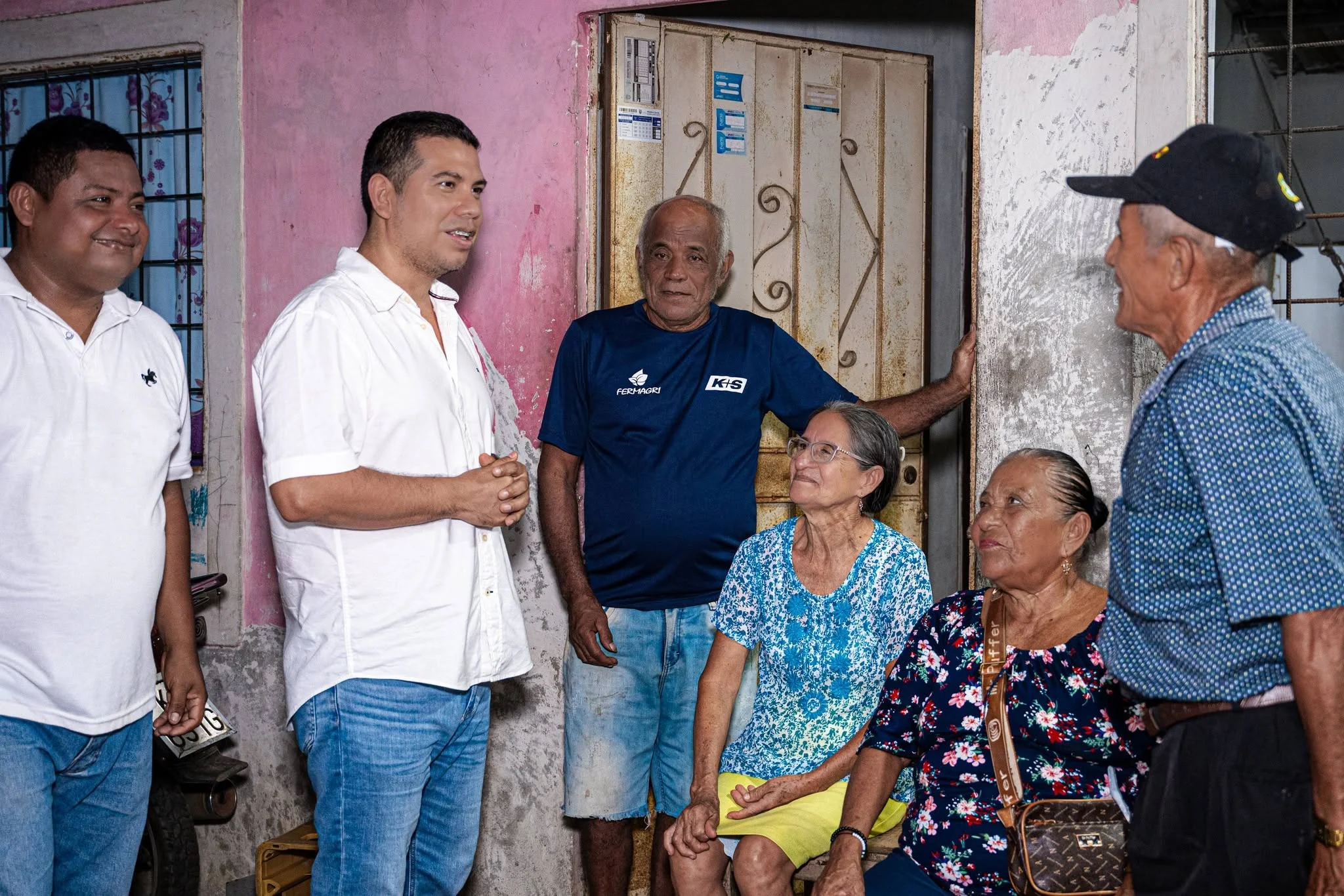 Geovanny Vega con la comunidad